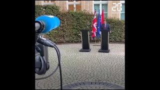 Boris Johnson part. Le Premier ministre luxembourgeois seul face à la presse