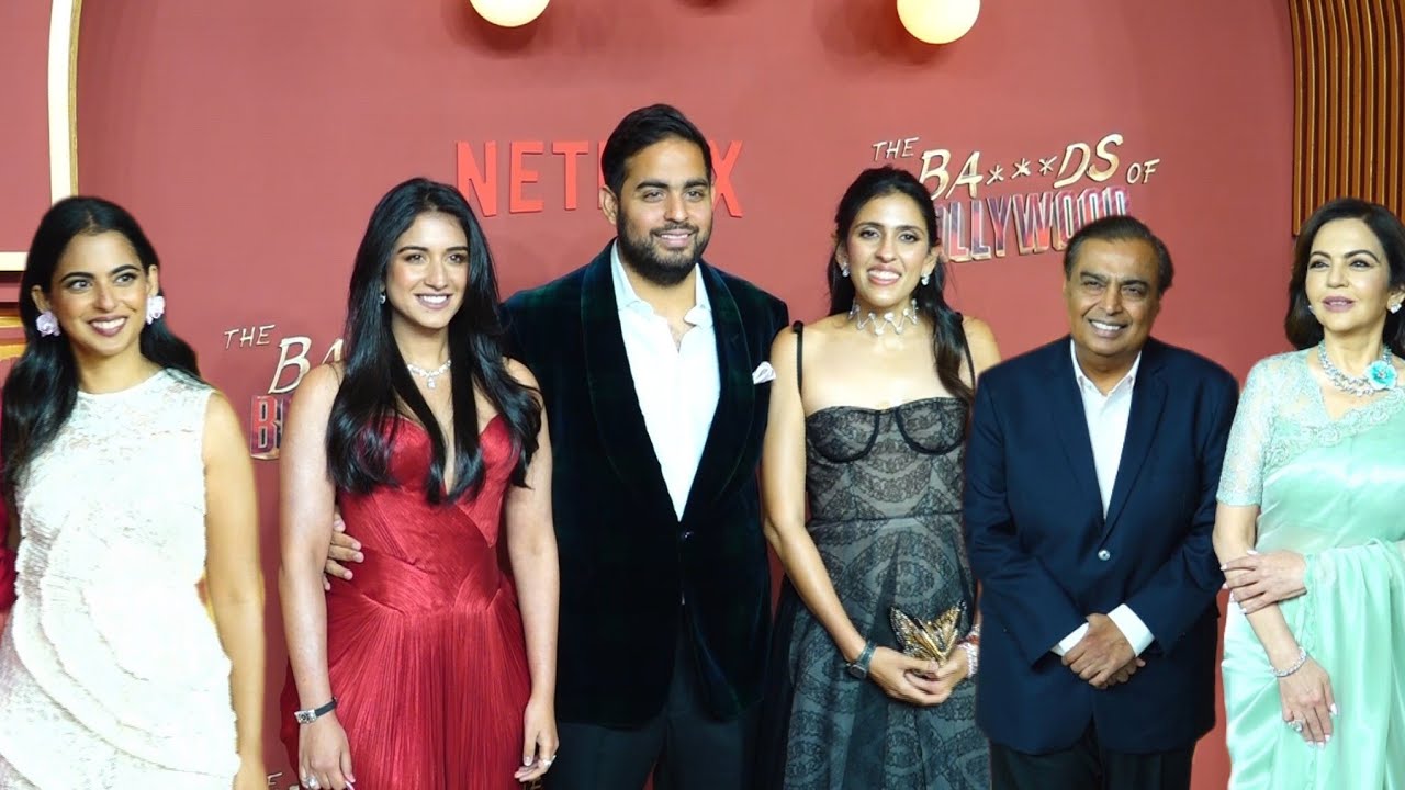 Семья Амбани прибыла на премьеру фильма «Злодеи Болливуда» | Мукеш, Нита, Акаш и Иша Амбани