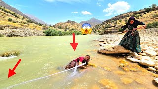 🌊🎣The adventure of a nomadic couple who go fishing in a raging river is thrilling.