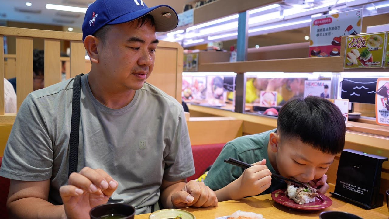 寬敞明亮的店內環境、熟悉的日式氛圍，不論是家庭聚餐、還是朋友聚會，都能感受到那份專屬於「藏壽司」的幸福時光。