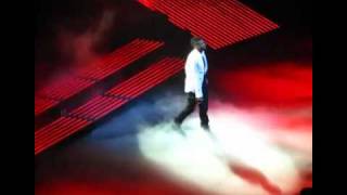 Usher Almost Faints On Stage, Sings Songs Wrong, Get's Booe'd, And Stumbles Away!