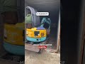 Погрузка строительной техники в контейнер для экспорта из Японии.