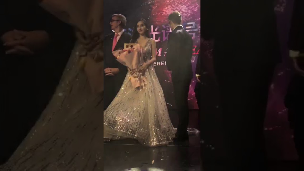 黄晓明帮baby整理裙摆 Huang Xiaoming helped baby trim her skirt huang qin