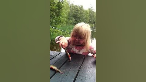 Flicka blir rädd av sovande fisk
