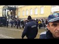 Момче скочи върху колата на Кутев, полицията бие наред