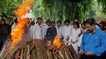 Raju Srivastava cremated,son Ayushmaan performs last rites|| Raju Srivastava Funeral|| Raju cremated
