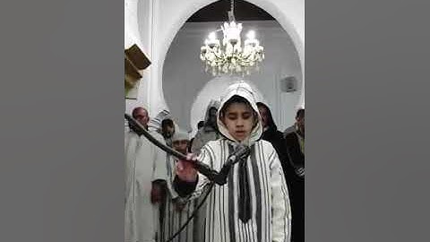 طفل يتقدم المصلين ف صلاة التراويح صوت جميل اللهم بارك من سورة النمل وسورة القصص.