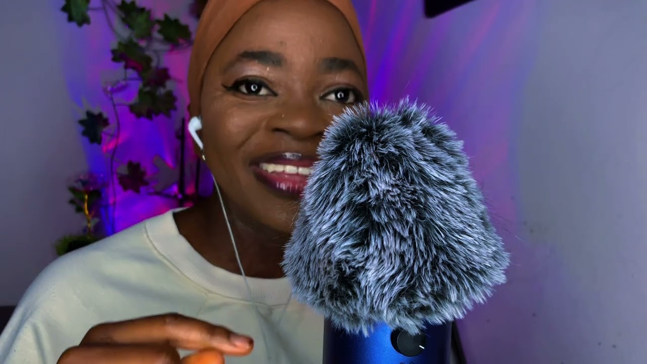 ASMR. Makyajci olarak iş bulmak için özgeçmişimde yalan söyledikten sonra makyajını yapıyorsun. 