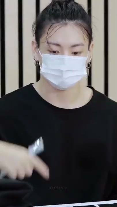 jungkook looking soo handsome in man bun