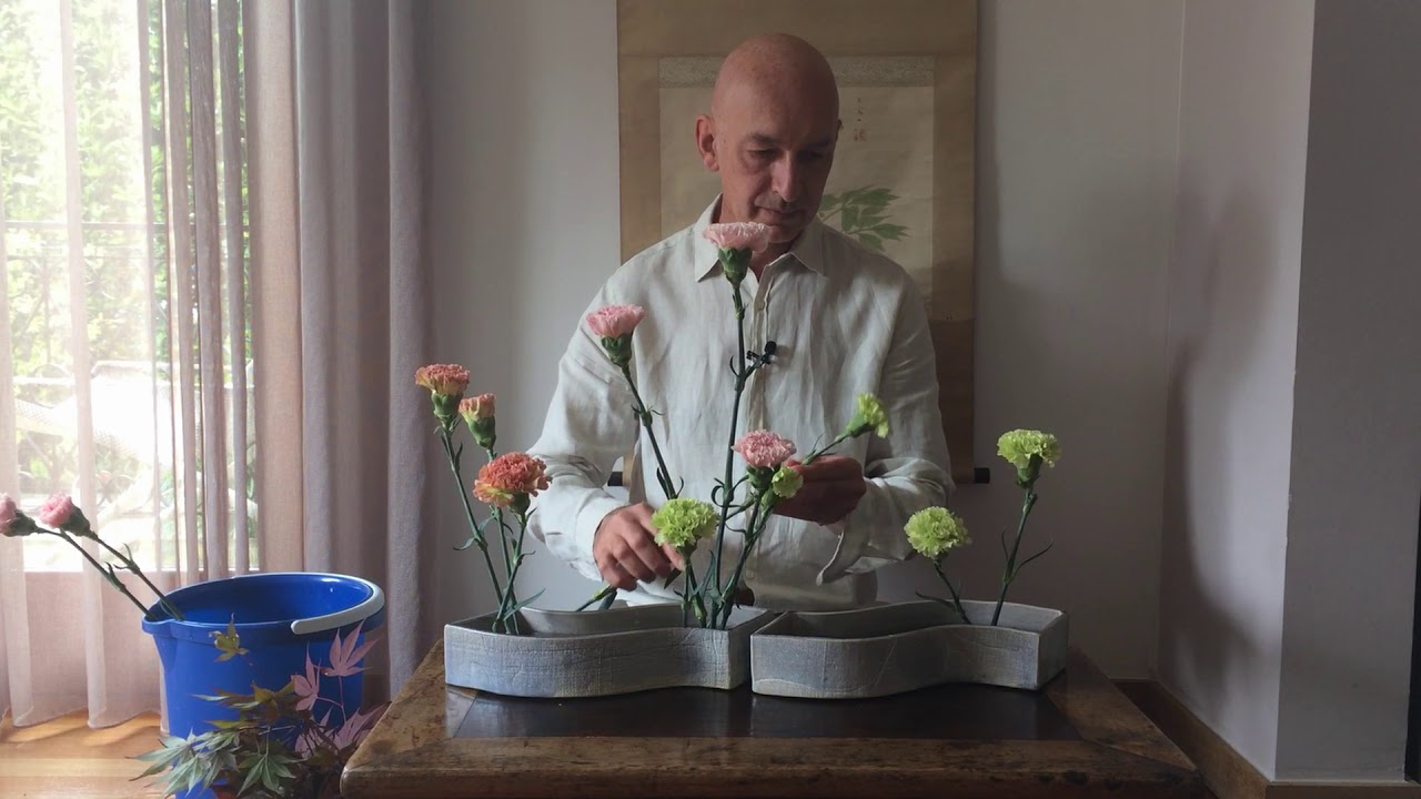 Dimostrazione di composizione floreale giapponese Ikebana, Hana-Isho allineato Narabu. #Ohararyu