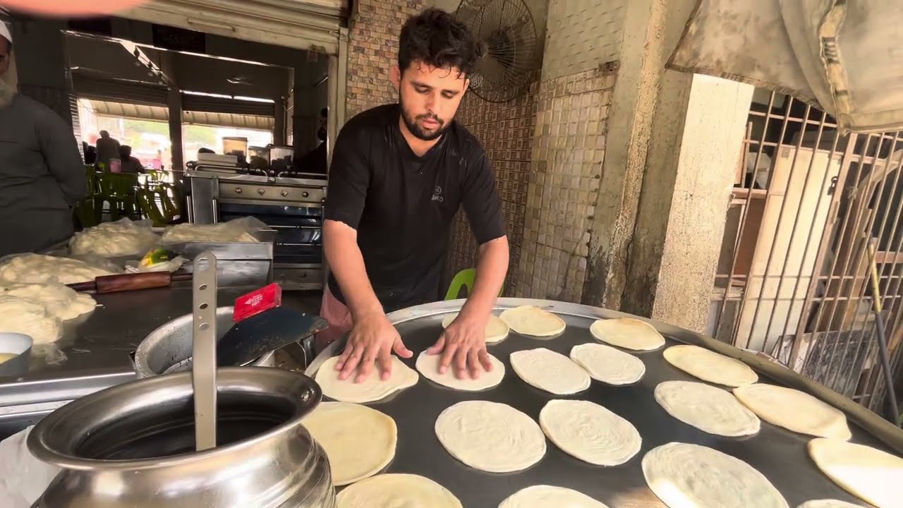 A Young Man Fastest Laccha Paratha 🫓 Making|Karachi Street Famous Breakfast || Pakistan Food|
