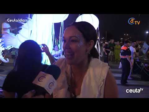 Pasacalles Vanguardista: La comparsa que vino a iluminar la Feria con su show marino desde Badajoz