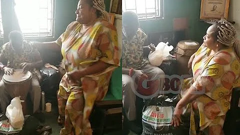 Actress Foluke Daramola Visit To A Veteran, Larry Williams Give Him Food As He drum For Her