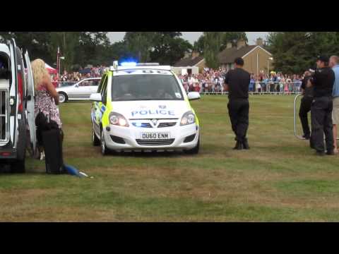 Thames valley police-X2 Vauxhall zafira dog vans lights and siren demo W/ bullhorn