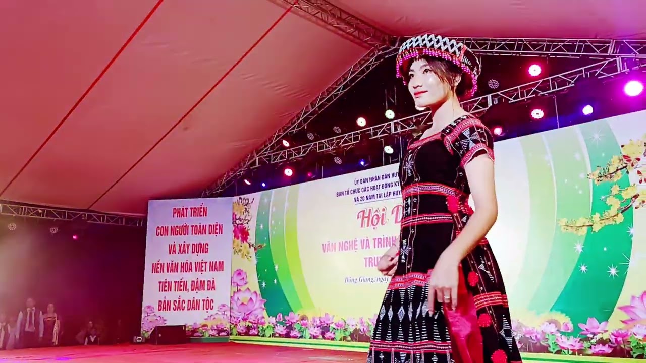 Thời Trang Cách Tân Trang Phục Người Cơ Tu | Hội Trại Đông Giang