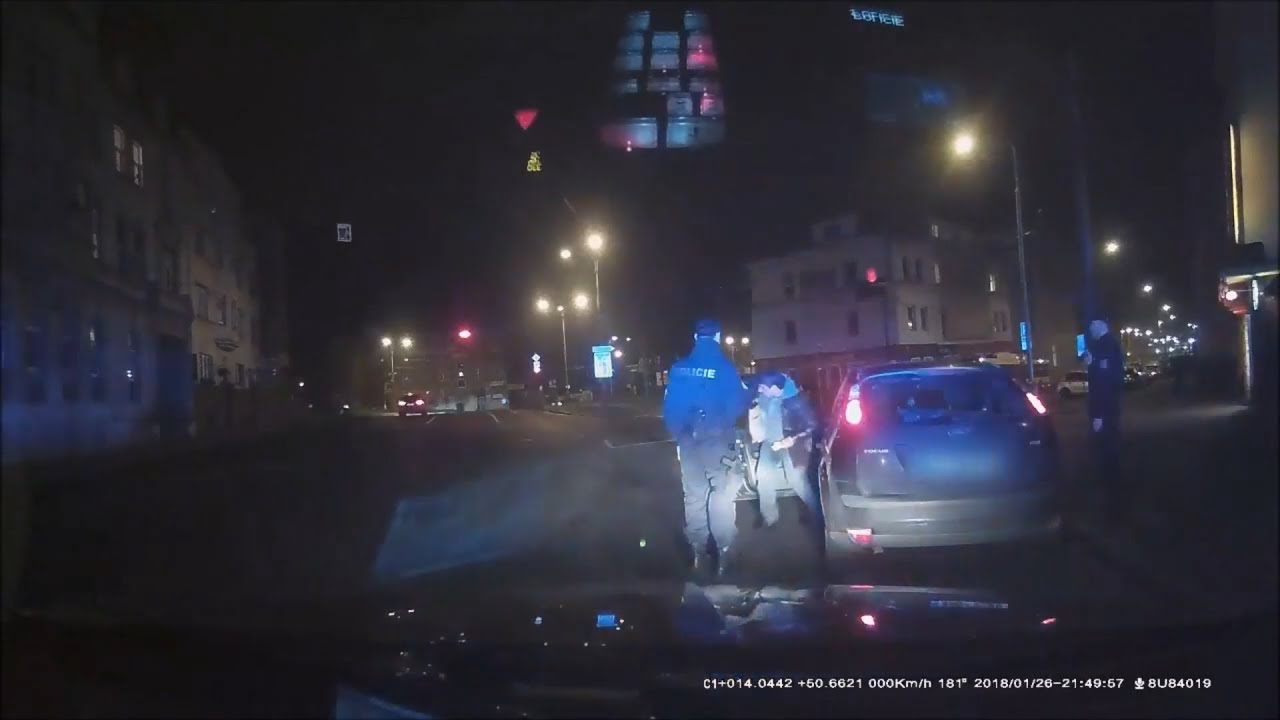 OPILÝ ŘIDIČ MÁLEM VYPADL PŘI VYSTUPOVÁNÍ Z AUTA