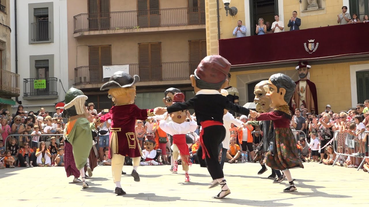 Els gegants de Torelló tornen a ballar a la plaça de la Vila el dia de Sant Feliu