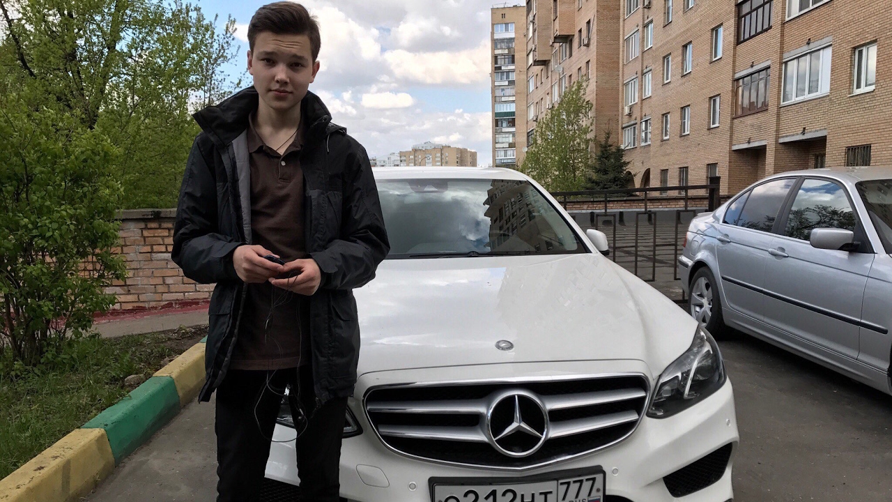 Мужчина молодой москва. Молодой парень с машиной. Богатый пацан. Школьник возле машины. Подросток мажор.