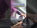 巷子停车雷达狂叫司机不敢动,阿姨手搓方向盘嘴里喊“走走走”