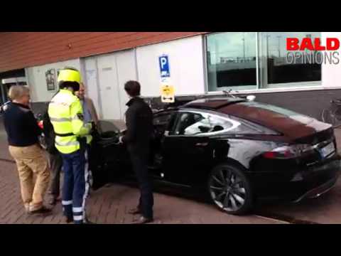 Video: Stoppen Tesla's voor de politie?