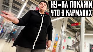 видео: ОХРАННИЦА БЕЗ УДОСТОВЕРЕНИЯ ШМОНАЕТ ПОКУПАТЕЛЕЙ НА ВЫХОДЕ / ПОЙМАЛИ НА ГОРЯЧЕМ И ПОСТАВИЛИ НА МЕСТО картинка: ОХРАННИЦА БЕЗ УДОСТОВЕРЕНИЯ ШМОНАЕТ ПОКУПАТЕЛЕЙ НА ВЫХОДЕ / ПОЙМАЛИ НА ГОРЯЧЕМ И ПОСТАВИЛИ НА МЕСТО