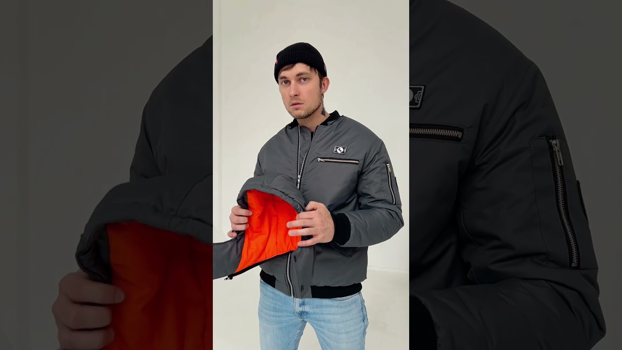 Серый утепленный бомбер с капюшоном доступен на сайте 