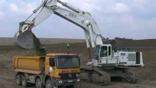 Liebherr R984C loading trucks