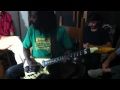Oghene Kologbo gravando sua guitarra em "Iemanjá Carioca"
