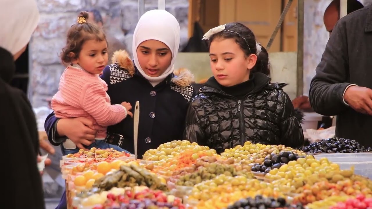 تجار البلدة القديمة في الخليل متفائلون.... رمضان يعيد فتح المحال ويبشر بحركة تجارية نشطة
