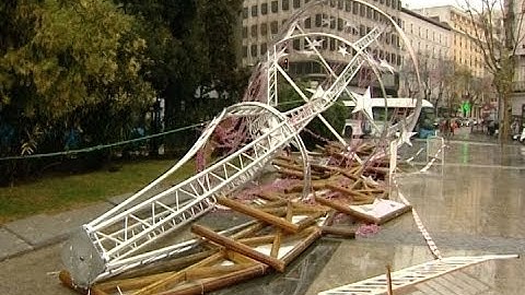 El viento derriba un árbol de Navidad gigante en Madrid