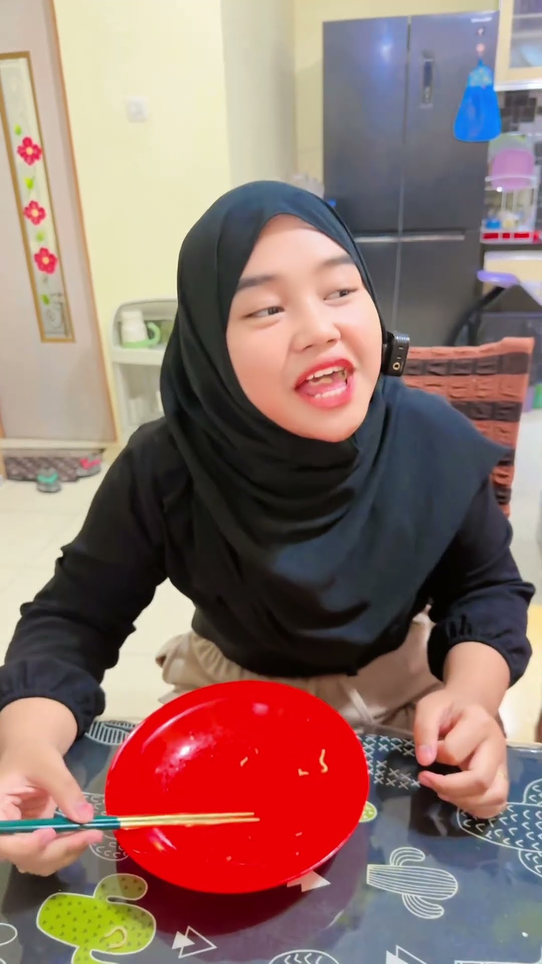 AINUN GAK BISA MAKAN MIE PAKAI SUMPIT ?