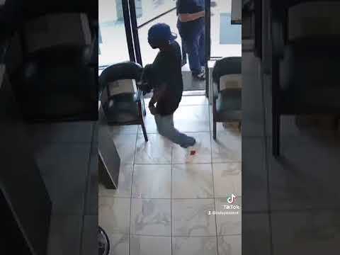 Suspect's salon robbery attempt fails when staff and customers ignore him #shorts