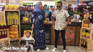 ACHEY bersama anak dalam Ketuk-ketuk Ramadan 2019 - Giant Shah Alam