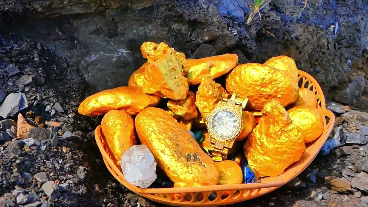 I Found REAL TREASURE While Metal Detecting at an Abandoned Lake! - YouTube