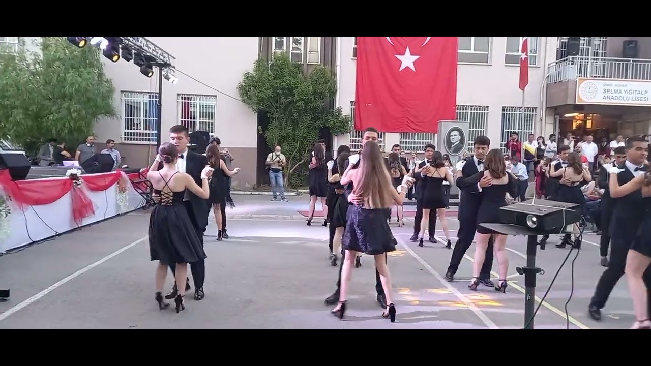 Vals gösterisi Selma Yiğit Alp  Anadolu Lisesi 2022 Mezunları