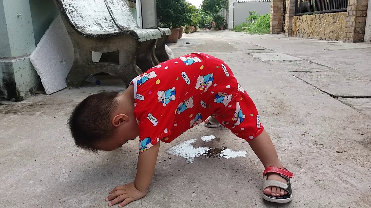 Kiwi 1y9m tè dầm ngoài đường