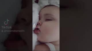 الطفله التي تشبه الملاك وهي نائمه ♥