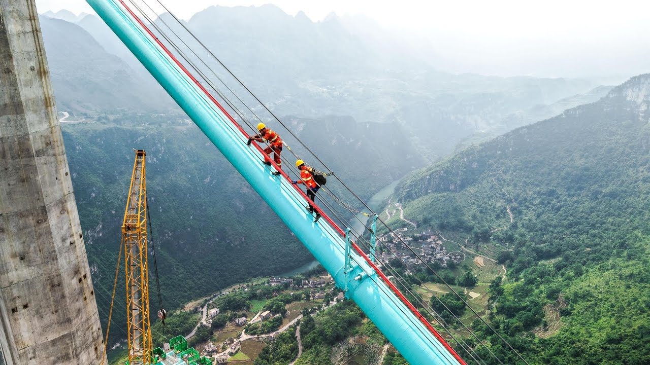世界一高い橋」の完成目指し雲の上で作業貴州省- YouTube