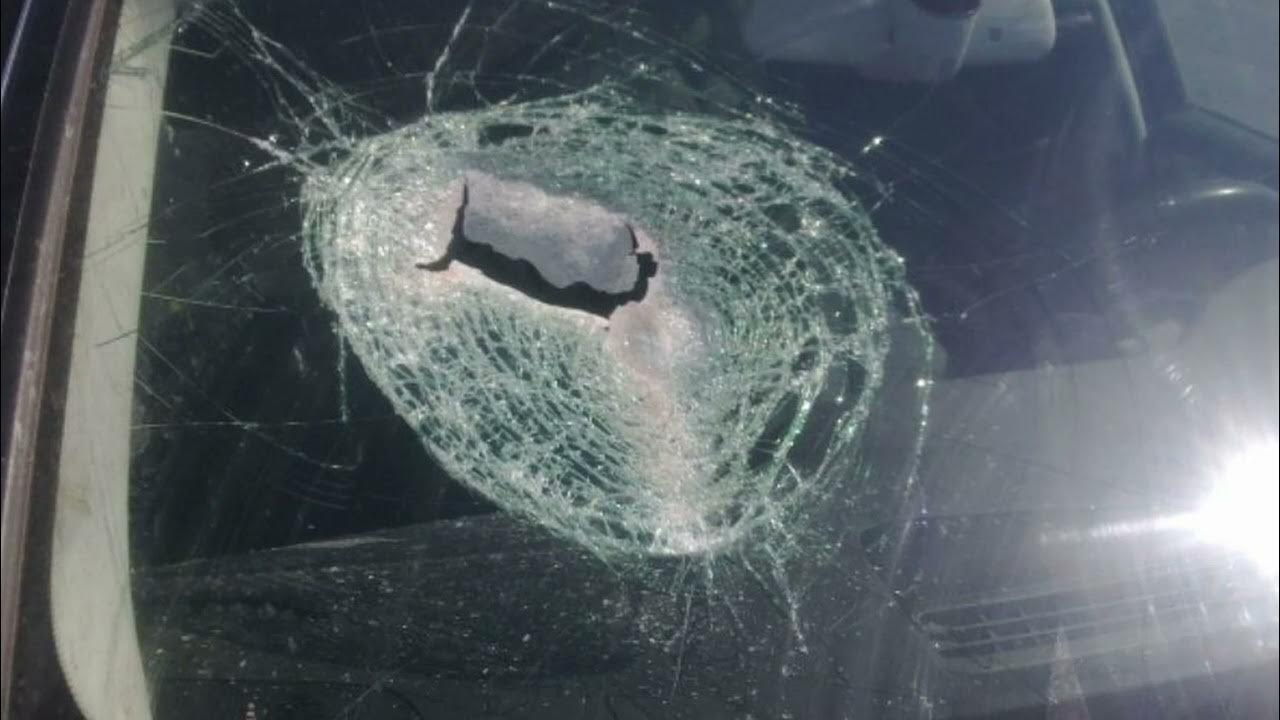Разбили машину камнем. Кирпич в лобовое стекло. Кирпич прилетел в лобовое стекло. Битое автомобильное стекло. Разбили машину лобовое камнем.
