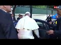 Papa Francisco rompió protocolo para saludar a periodistas