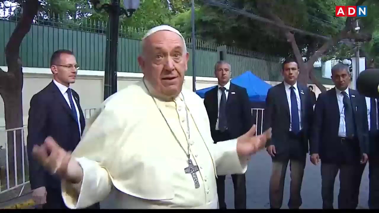 Papa Francisco rompió protocolo para saludar a periodistas
