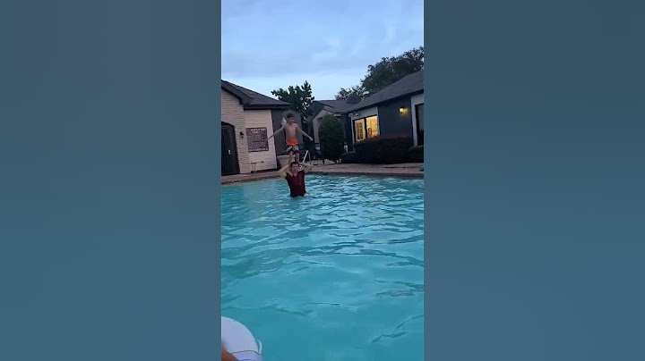 en la piscina