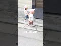 なぜか道の端っこを通る双子ちゃん　路肩って通りたくなるよね！