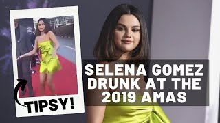Selena gomez was seen stumbling and falling over every time she tried
to walk at the 2019 amas, which led everyone say that wasted out of
her mind...