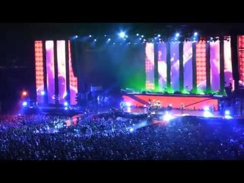 Metallica almost gone with the wind - Heavy thunderstorm hitting during "Sad But True"