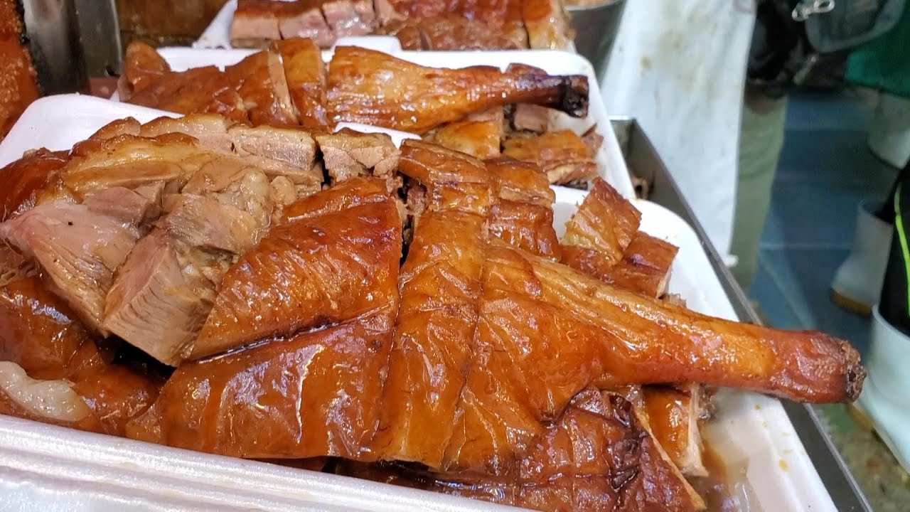 香港#燒臘 熱辣辣#燒豬 #燒鴨,金星玫瑰露#油鷄,肥美腩仔#叉燒 #旅游美食 #新強記 #Hongkong #RoastedPig ...