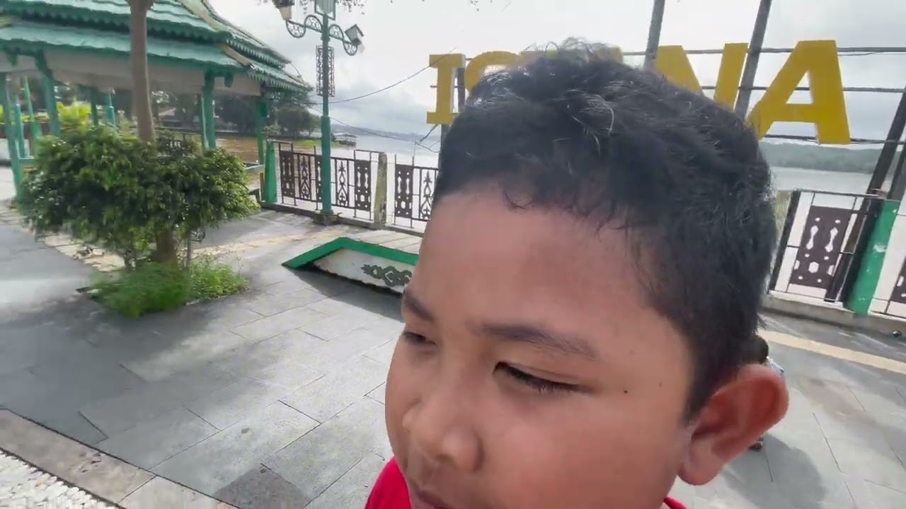 Jalan jalan di tepi sungai Kapuas dari masjid jami’ sulthan Ayub hingga ke keraton sanggau 