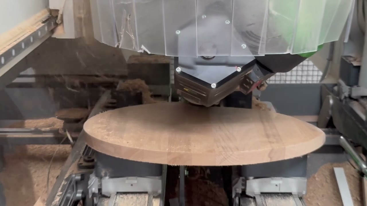 Ovale Tischplatte mit Schweizer Kante