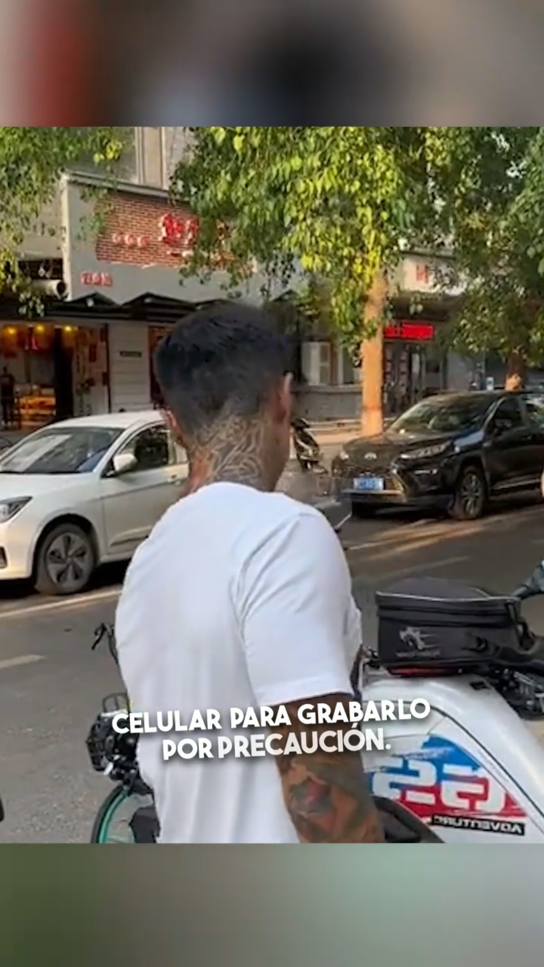 Este hombre tatuado tiene un secreto, ¡te sorprenderá! ?‍♂️✨