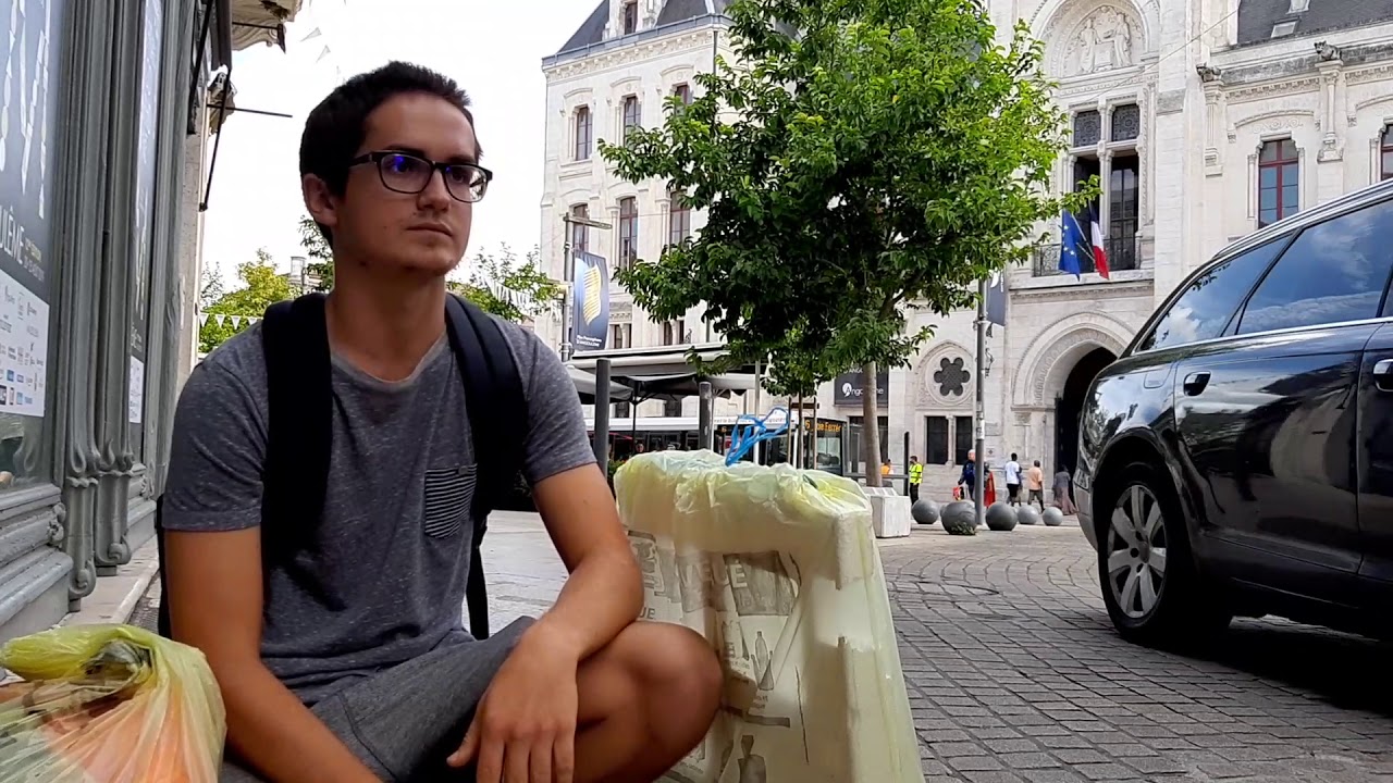 actualités 意味 Nathan Quiry étudiant à Angouleme amène deux sacs de déchets au maire
